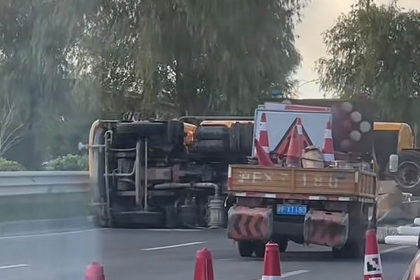 牛客栈 清晨货车追尾致洒水车侧翻，幸未伤人