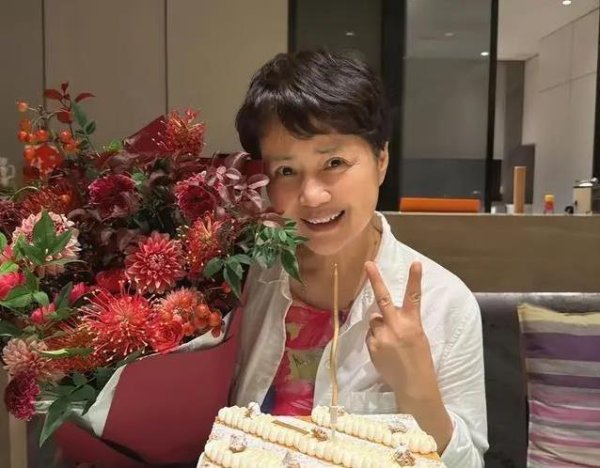 91快牛 59岁茹萍笑靥如花，女儿继子齐聚庆生，幸福背后藏着啥秘密？