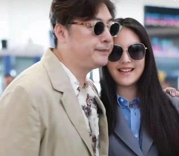 点石策略 李湘带王诗龄看秀，比旁人胖一圈，血气之美似两尊佛